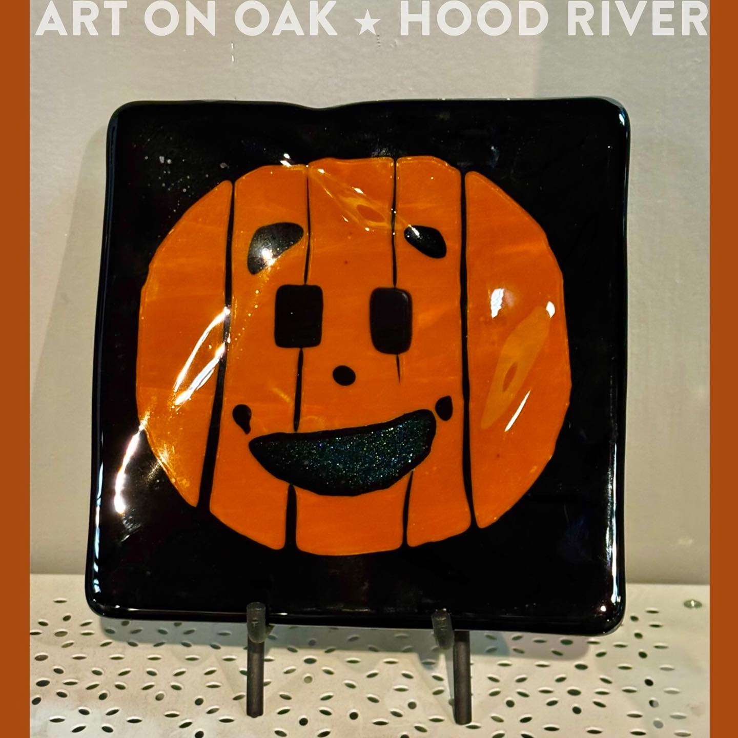 HALLOWEEN is this Friday! Art On Oak has jack o’lanterns, bats, magic wands, bowls for candy, and much more, to help you celebrate — including treats for the kids after 5 p.m.  Come see the glass pumpkin plate by Donna Silverberg @baldwincreekglass, Doug Burke’s metal pumpkin head sculpture @burkewurkes, Noelle Newton’s beaded bat earrings @rosegatestudio2021, hand-turned wooden magic wands by Kathleen Duncan www.kathleenduncan.com, and Jill Warila’s autumn colored candy bowls @cloud_cap_pottery. At 210 Oak St. in downtown Hood River, OR, we’re open every day of the week from 10 - 5. “The spookiest gallery in the Gorge.” #glass #fusedglass #pumpkins #metalsculpture #repurposedmetalart #metalwork #beadedearrings #bats #earrings #harrypotter #magicwands #woodturning #pottery #ceramics #woodfired #bowls #halloween #oregonart #oregonartist #hoodriveroregon #hoodriver #visithoodriver
